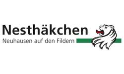 Das Bild zeigt einen Schriftzug "Nesthäkchen Neuhausen auf den Fildern" mit einem stilisierten Löwenkopf daneben.